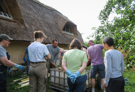 Chantier participatif terre-paille en ARA, Brestot (27) © L. Peran Casals