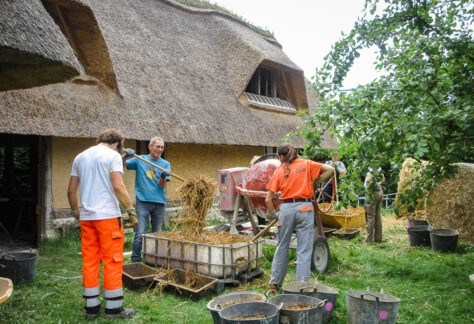 Chantier participatif terre-paille en ARA, Brestot (27) © L. Peran Casals