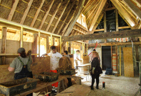 Chantier participatif terre-paille en ARA, Brestot (27) © L. Peran Casals