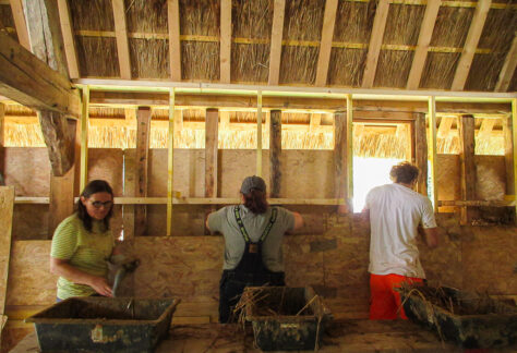 Chantier participatif terre-paille en ARA, Brestot (27) © L. Peran Casals