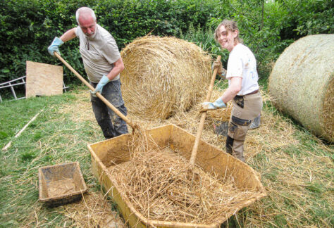 Chantier participatif terre-paille en ARA, Brestot (27) © L. Peran Casals