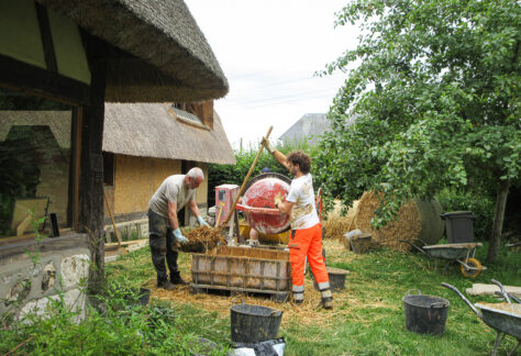 Chantier participatif terre-paille en ARA, Brestot (27) © L. Peran Casals