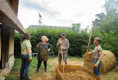 Chantier participatif terre-paille en ARA, Brestot (27) © L. Peran Casals