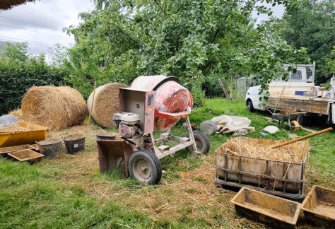 Chantier participatif terre-paille en ARA, Brestot (27) © L. Peran Casals