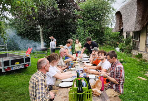 Chantier participatif terre-paille en ARA, Brestot (27) © L. Peran Casals