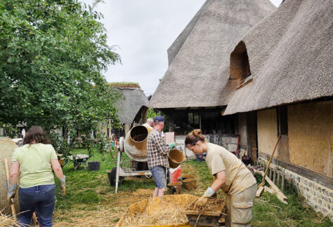 Chantier participatif terre-paille en ARA, Brestot (27) © L. Peran Casals