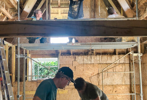 Chantier participatif terre-paille en ARA, Brestot (27) © L. Peran Casals