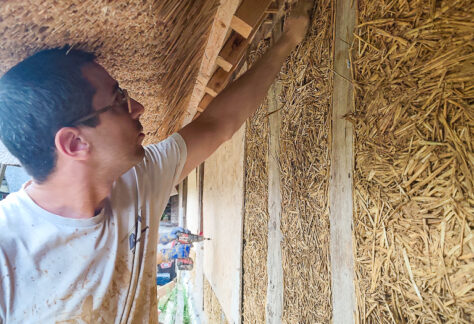 Chantier participatif terre-paille en ARA, Brestot (27) © L. Peran Casals
