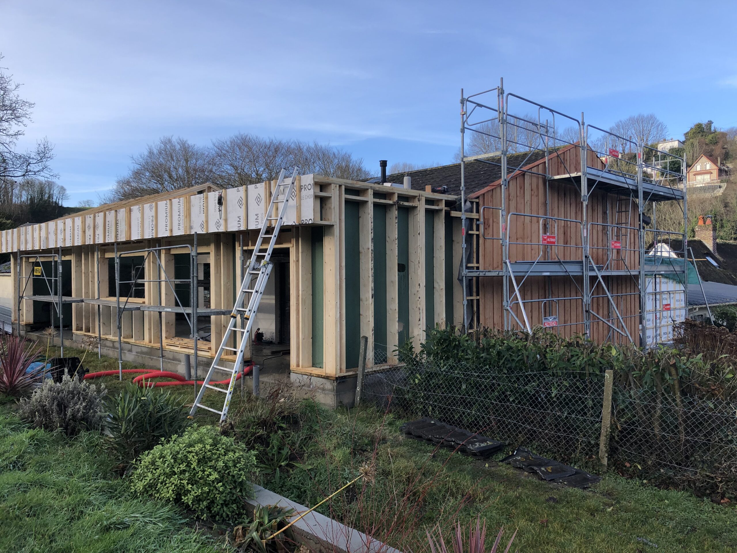 Lire la suite à propos de l’article VISITE DE CHANTIER : ITE et extension de « La Maison l&rsquo;Idéal » en paille hachée