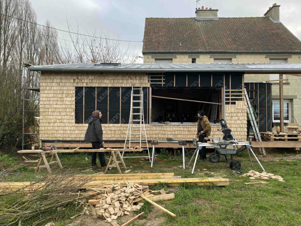 Lire la suite à propos de l’article CHANTIER PARTICIPATIF | Enduits terre sur bottes de paille