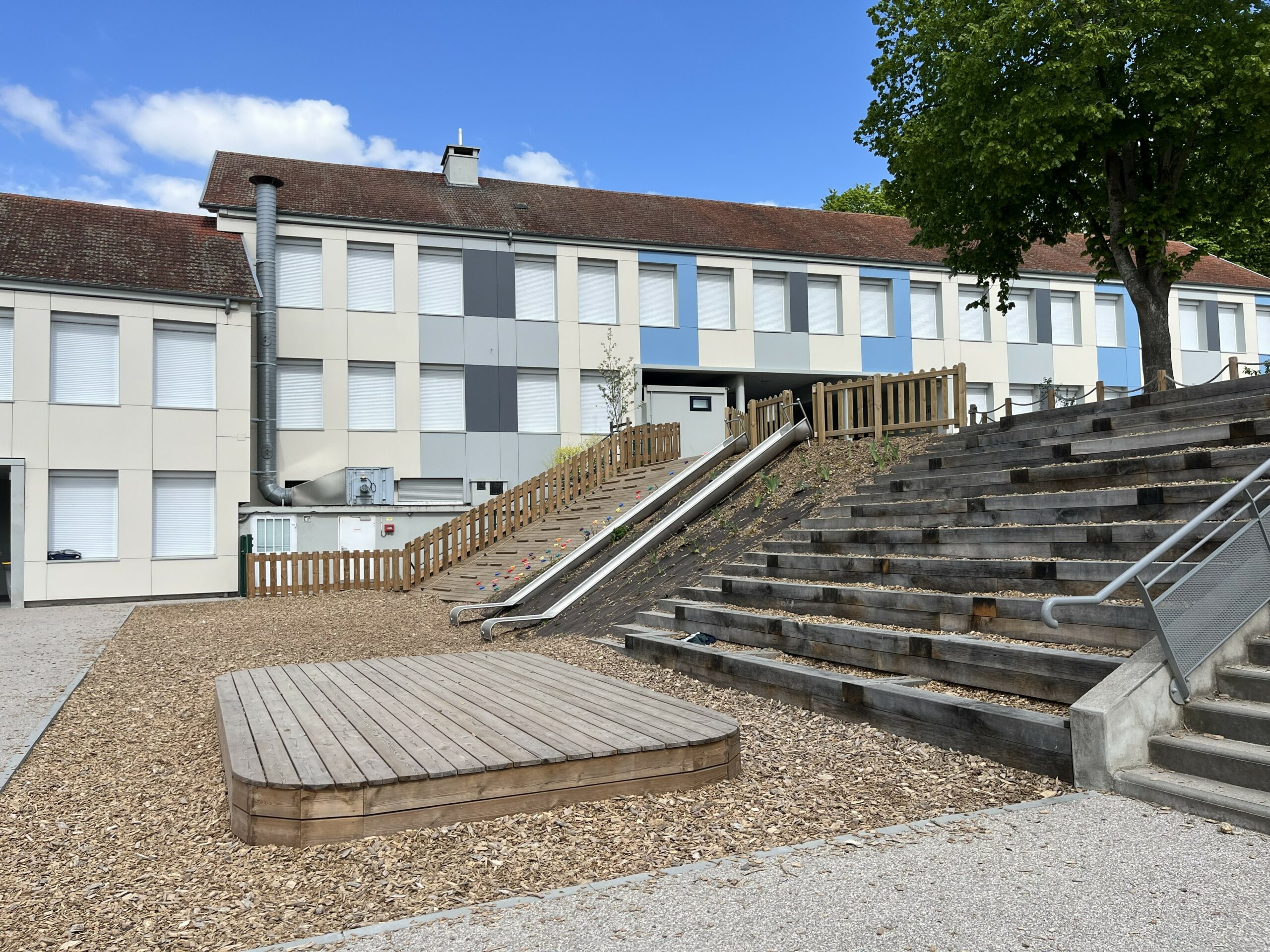Lire la suite à propos de l’article Visite de l&rsquo;école Victor Hugo : Réemploi, biosourcés et cour renaturée