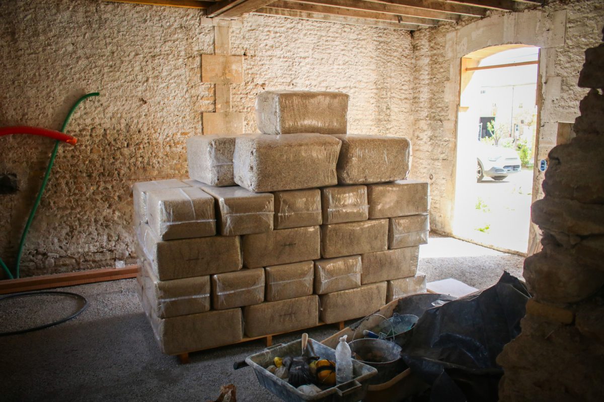 Soufflage laine de chanvre, Colomby-Anguerny (14) ©ARPE Normandie