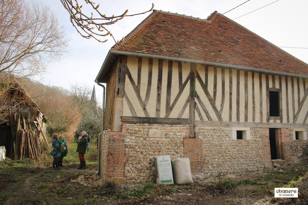 Visite d'un ancien pressoir restauré en chaux-chanvre, Courtonne-les-deux-Eglises (14) ©ARPE Normandie